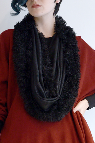 Art Point Circle Scarf in Black Combi