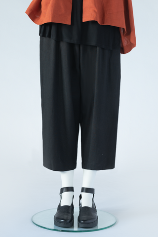 Crop Pant in Black Roma